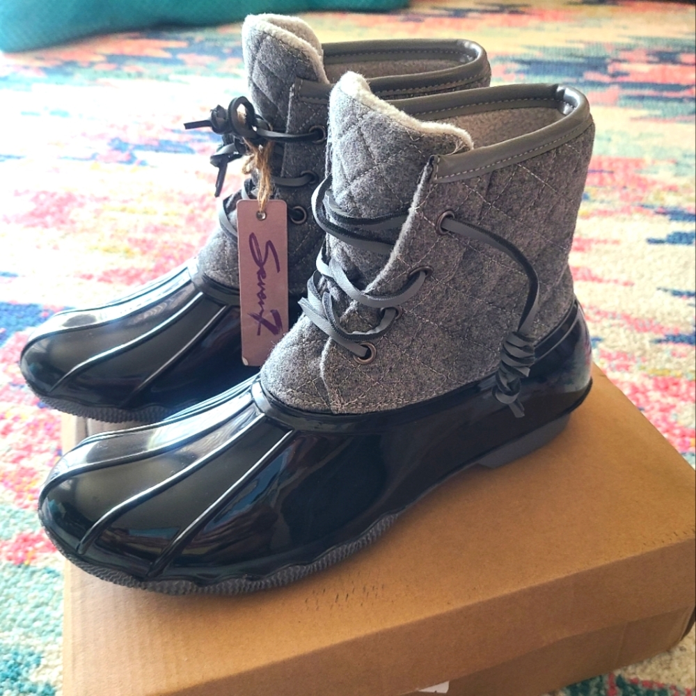 Seven7 Women's grey wool Goose Boots sz 8